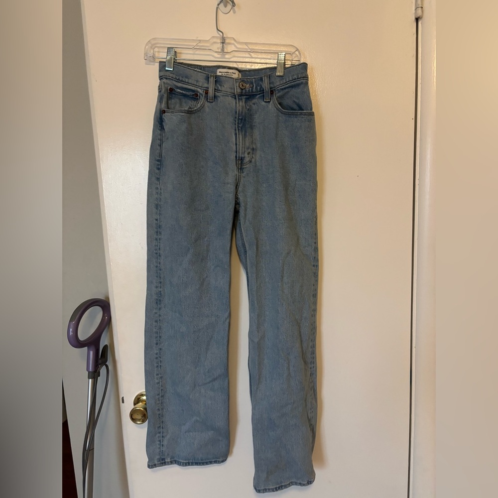 Abercrombie and Fitch 90’s relaxed Jean high rise. Curve love size 26(2) short.